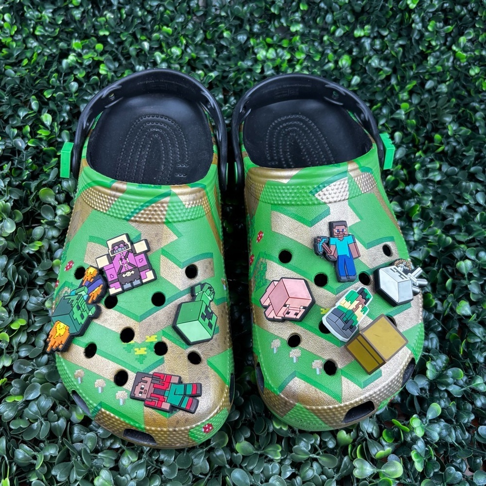 CROCS MINECRAFT X CLASSIC CLOGS SIZE 7 MAN- 9 WOMAN